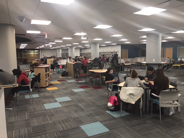 As+finals+approach%2C+Saxons+make+use+of+the+media+center+after+school.+