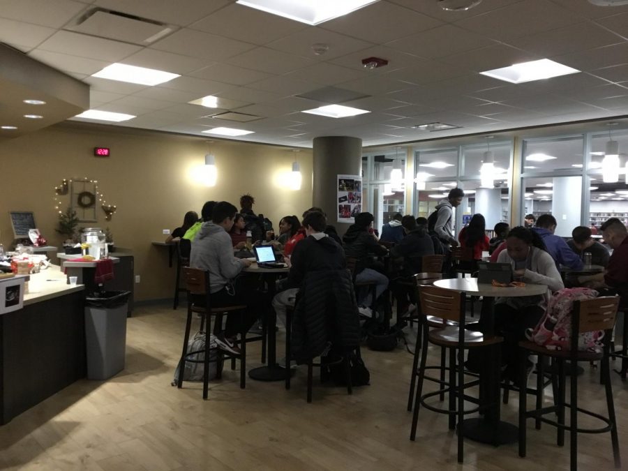 Students+eat+and+socialize+in+Siegie%27s+Corner.