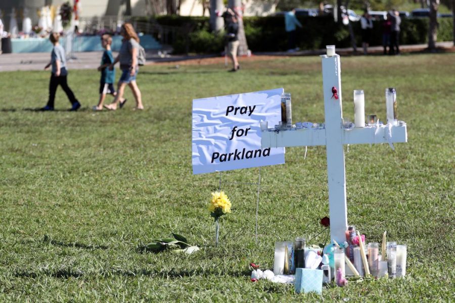 A+memorial+for+the+Majory+Stoneman+Douglas+shooting